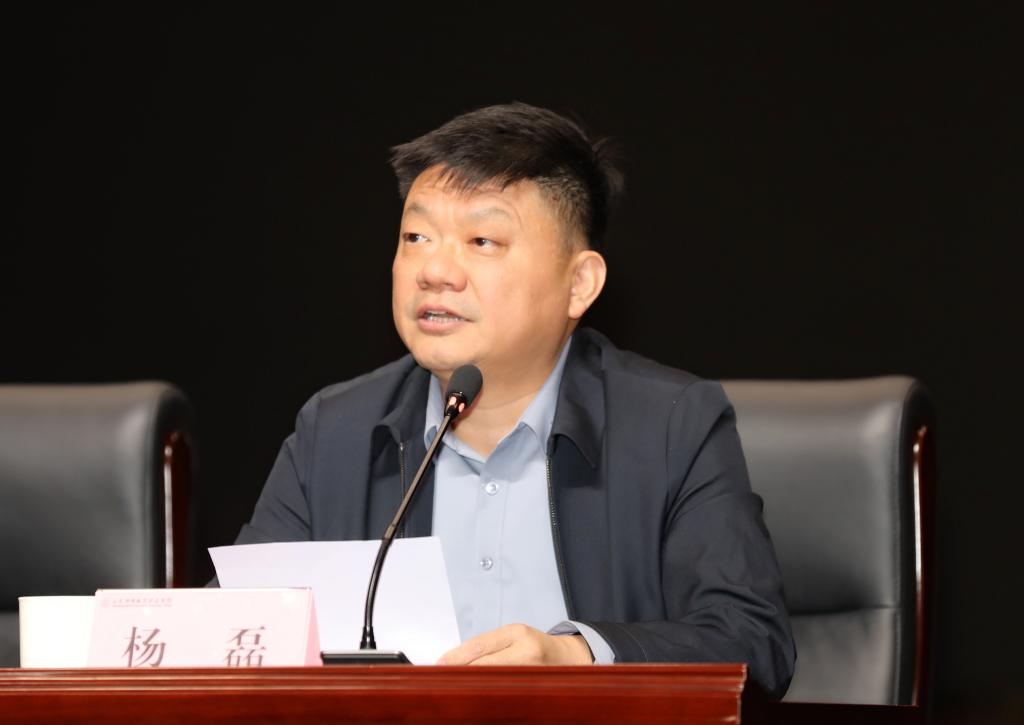 致以崇高敬意,并特别感谢管洪锋同志为学院事业发展作出的重要贡献